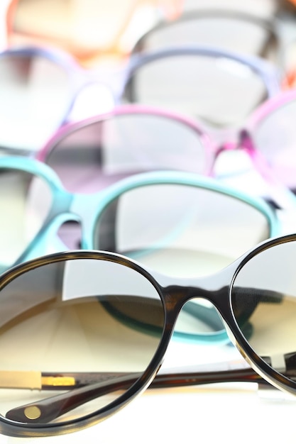 Coleccion gafas sol sobre fondo blanco 771335 45786