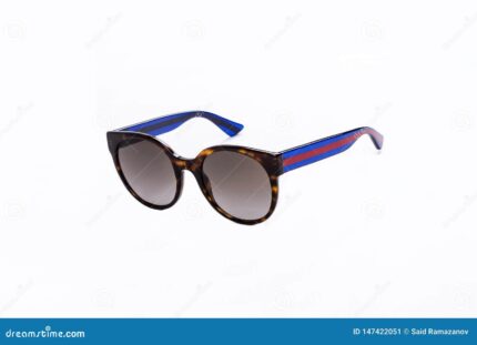 Gafas de sol con los vidrios grises en un fondo blanco aislado moda 147422051