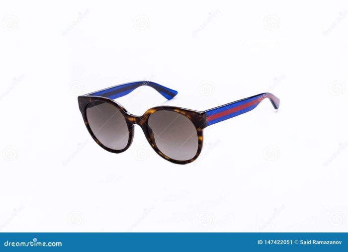 Gafas de sol con los vidrios grises en un fondo blanco aislado moda 147422051