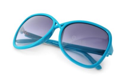 Gafas de sol hermosas en el fondo blanco 118635853